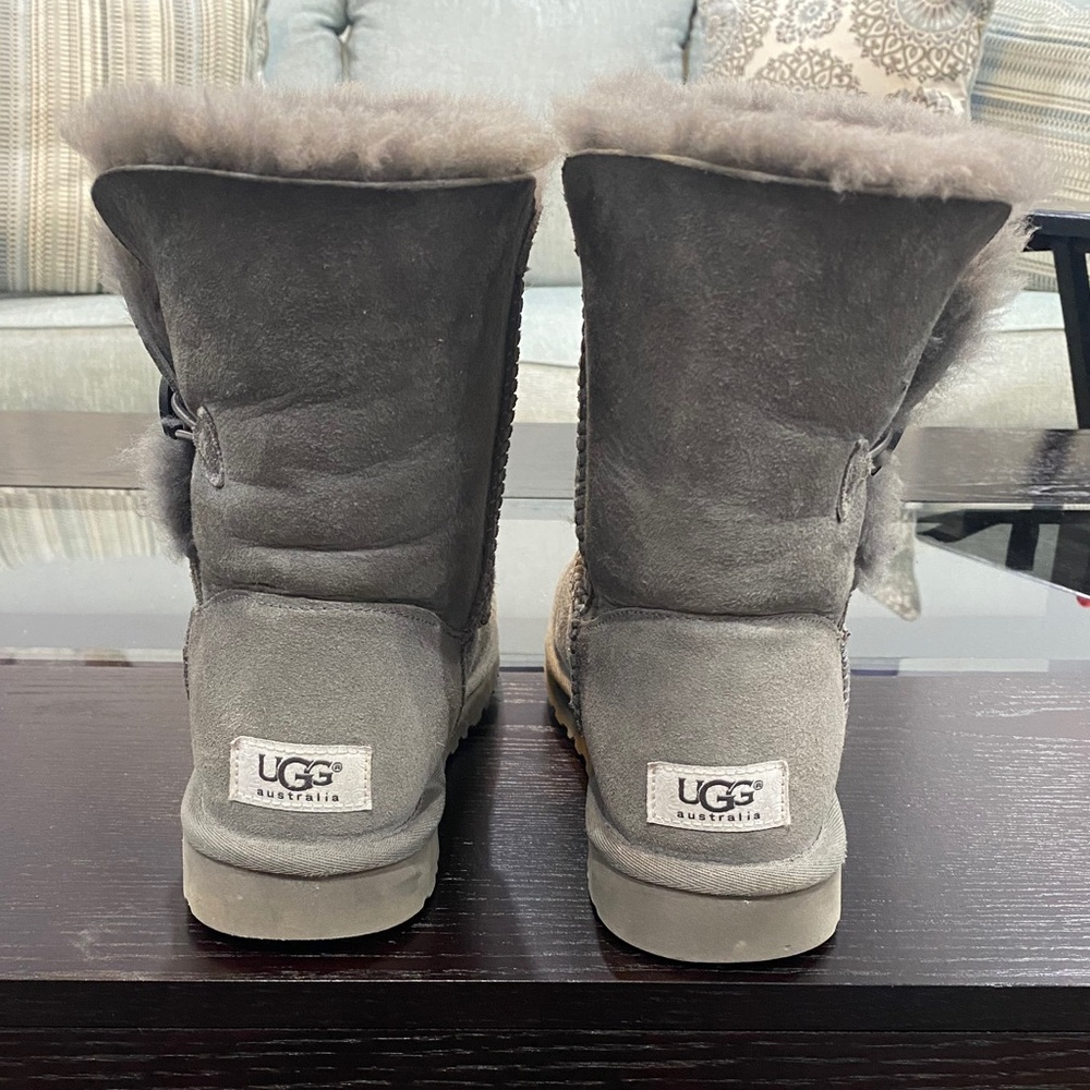 UGG Bailey Button in Grey Women’s Size 7